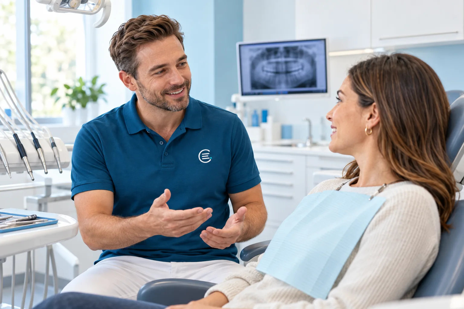 Illustratives Gespräch eines Zahnarztes im Elara Polo mit einer Patientin